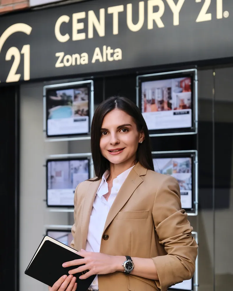 Yanina Struneuskaya, estate agent in Barcelona
