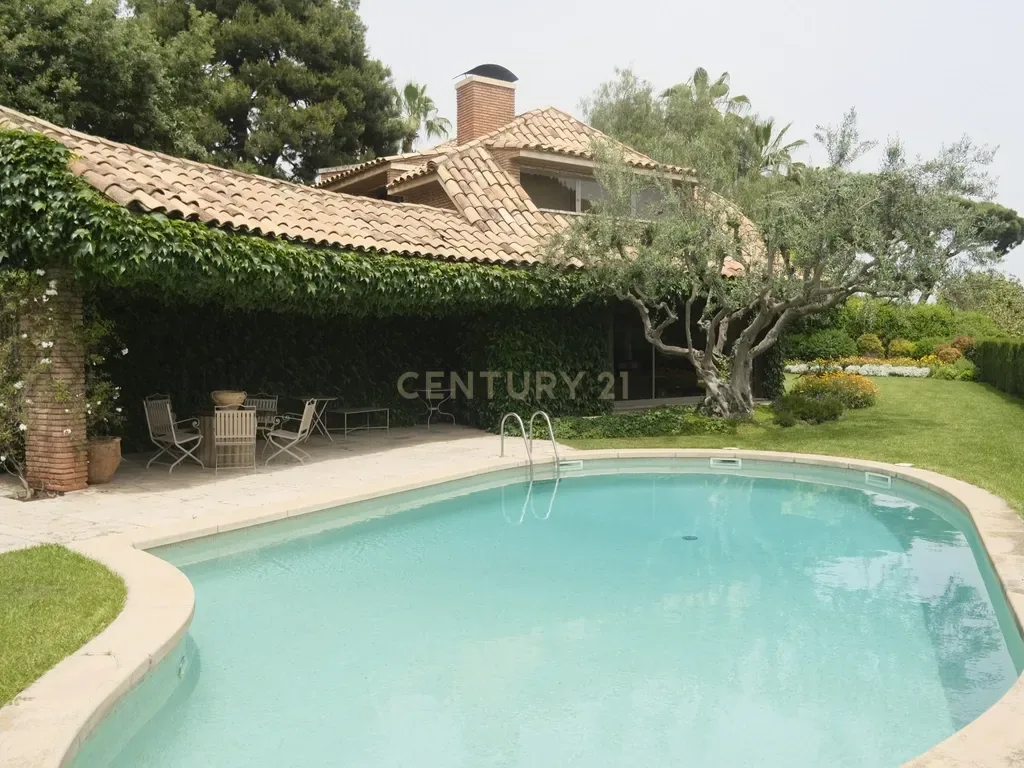 Exclusiva Casa en el mejor sitio de Pedralbes con Piscina, Vistas y Privacidad